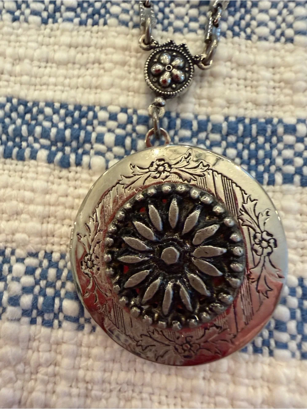 Vintage 1980s Silver Locket 2 Photo Necklace